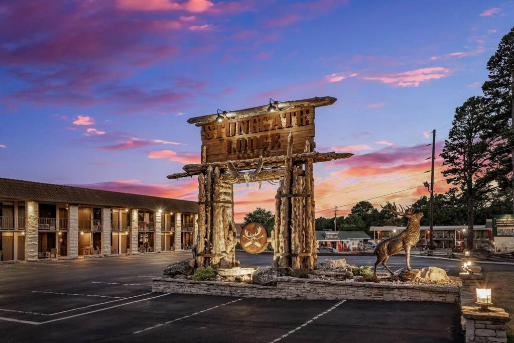 Stonegate Lodge King Bed Wifi 50 Roku Tv Salt Water Pool Room #104 Eureka Springs Buitenkant foto