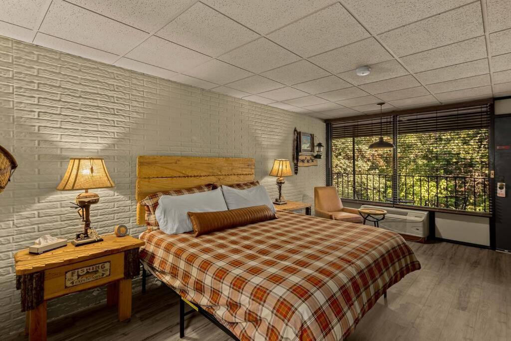 Stonegate Lodge King Bed Wifi 50 Roku Tv Salt Water Pool Room #104 Eureka Springs Buitenkant foto
