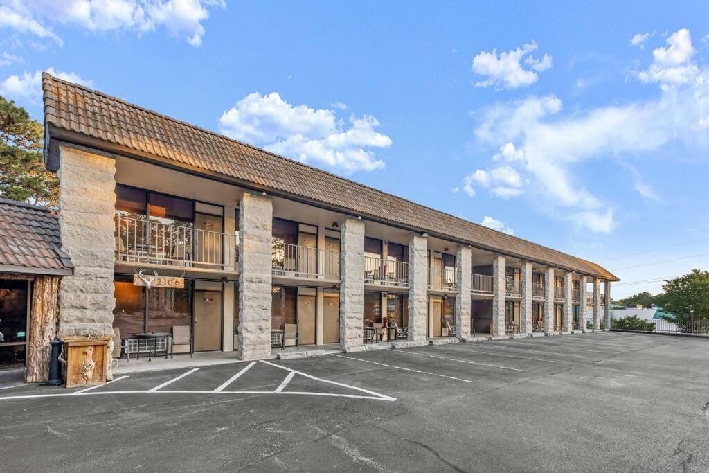 Stonegate Lodge King Bed Wifi 50 Roku Tv Salt Water Pool Room #104 Eureka Springs Buitenkant foto