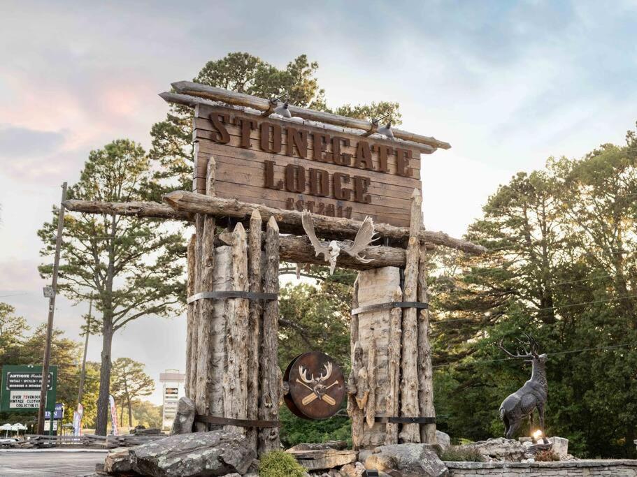 Stonegate Lodge King Bed Wifi 50 Roku Tv Salt Water Pool Room #104 Eureka Springs Buitenkant foto
