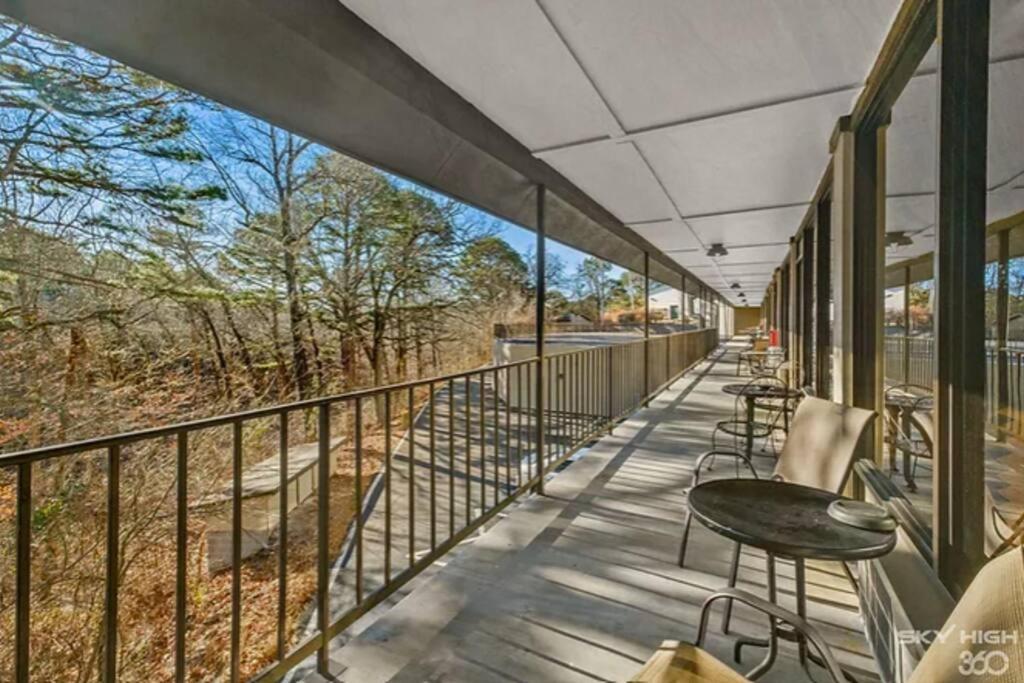 Stonegate Lodge King Bed Wifi 50 Roku Tv Salt Water Pool Room #104 Eureka Springs Buitenkant foto