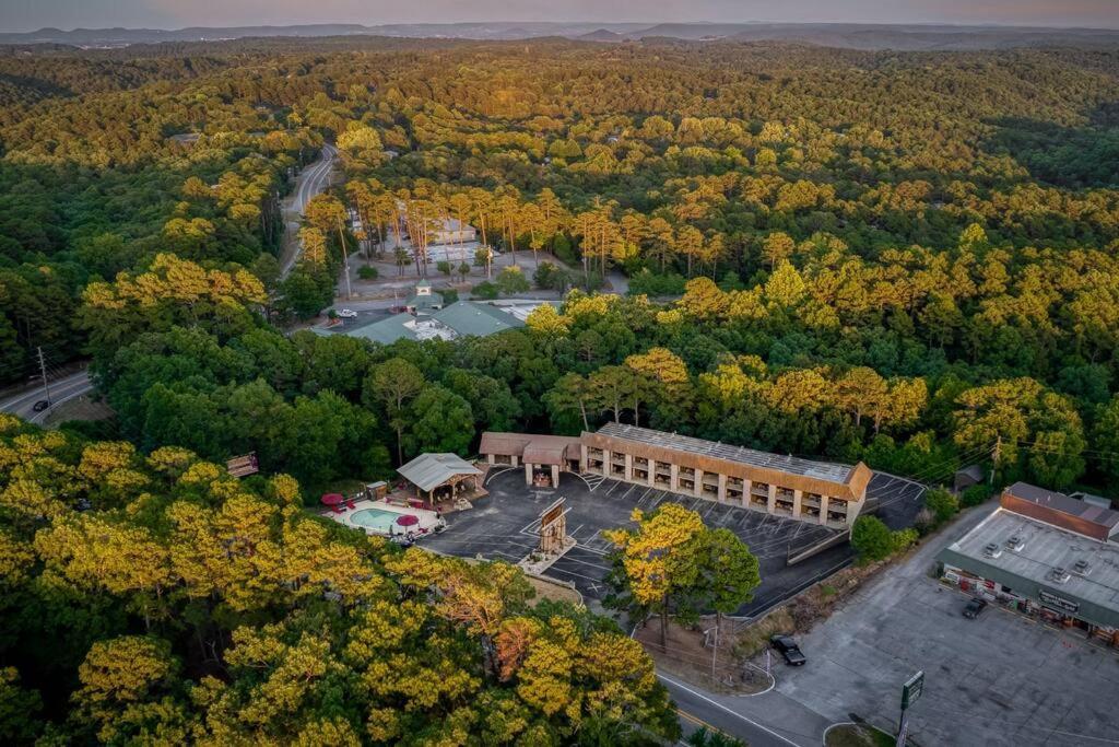 Stonegate Lodge King Bed Wifi 50 Roku Tv Salt Water Pool Room #104 Eureka Springs Buitenkant foto