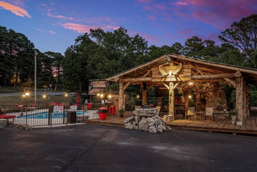 Stonegate Lodge King Bed Wifi 50 Roku Tv Salt Water Pool Room #104 Eureka Springs Buitenkant foto